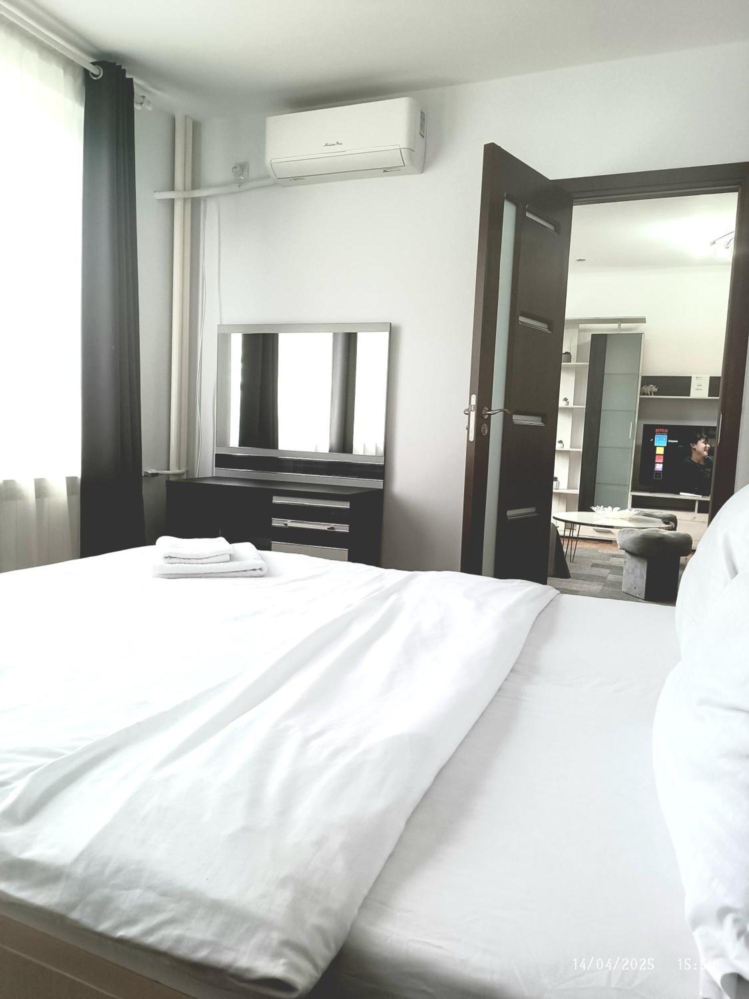 Chic Comfort 1Bdr With Landmark View - Concerthall Bucarest Esterno foto