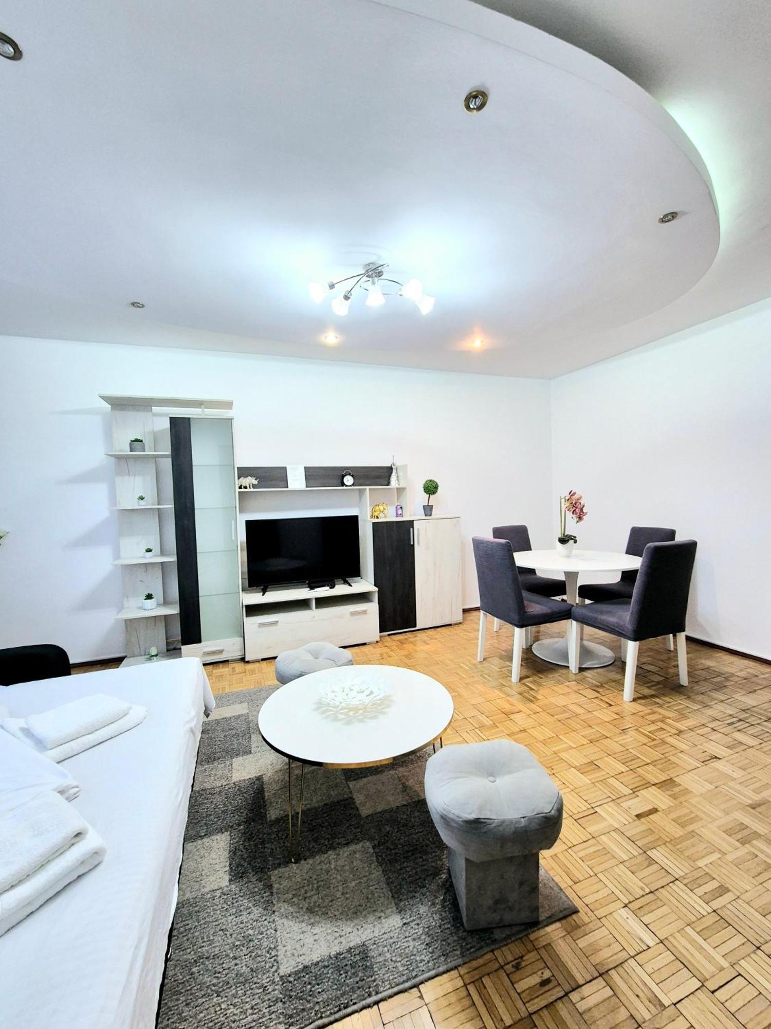 Chic Comfort 1Bdr With Landmark View - Concerthall Bucarest Esterno foto